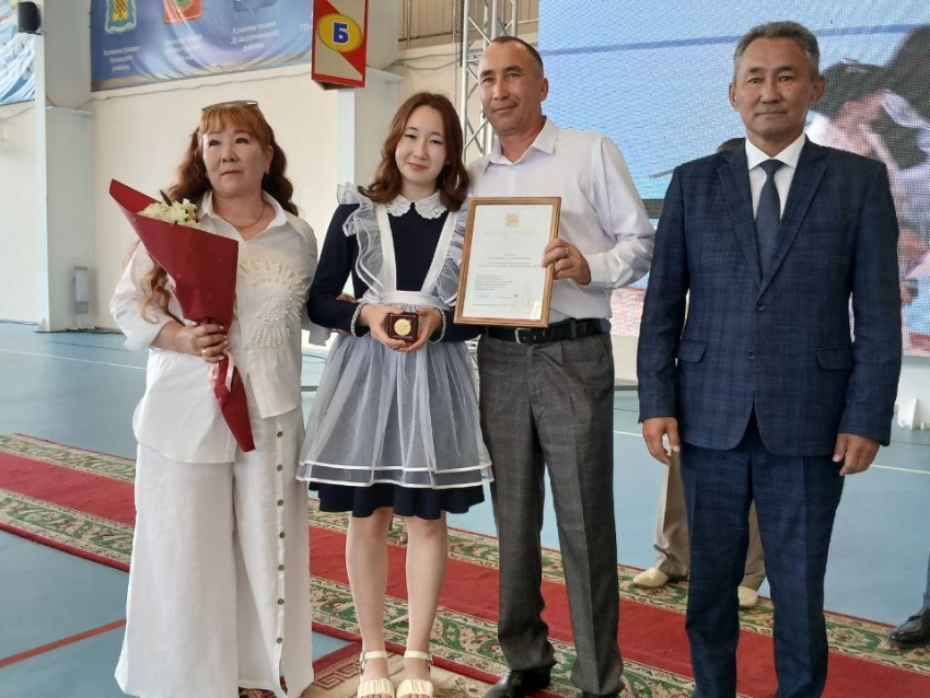 Гордость Аги: 101 медаль вручили лучшим выпускникам школ Агинского округа